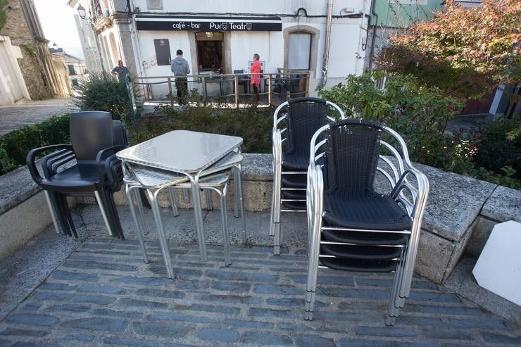 Terrazas recollidas nun establecemento o mesmo día da entrada en vigor de novas restricións impostas pola crise do Covid-19 no municipio de Vilalba, Lugo, (España), a 21 de novembro de 2020. Entre as medidas, ademais do peche perimetra. Carlos Castro - Europa Press / Europa Press