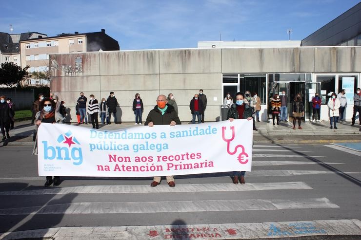A deputada do BNG Olalla Rodil participa, xunto a membros da formación, nunha concentración fronte ao centro de saúde de Vilalba (Lugo). BNG / Europa Press