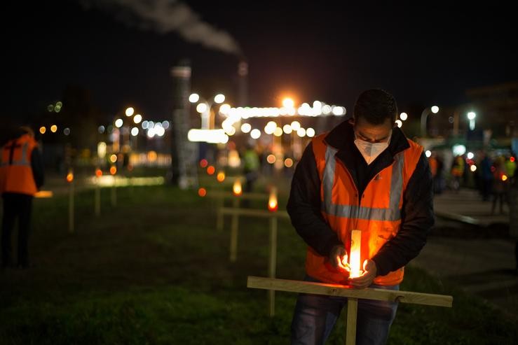 Un traballador da fábrica coloca unha vela durante un velorio nocturno simbólico convocado pola fábrica de Alcoa, en en  San Cibrao, A Mariña.. Carlos Castro - Europa Press / Europa Press