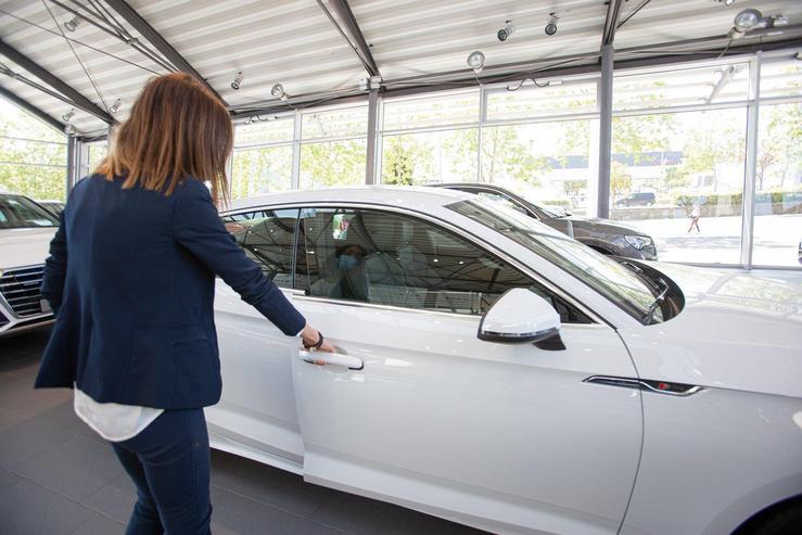 Unha muller abre un coche nun concesionario. IÑAKI BERASALUCE - EUROPA PRESS - Arquivo 