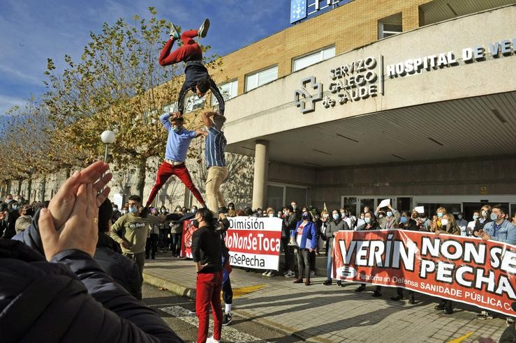 Convocadas pola Plataforma en Defensa dá Sanidade Pública dá Comarca de Monterrei, varias persoas maniféstanse con pancartas diante do Hospital de Verín, Ourense, Galicia (España), a 30 de novembro de 2020. A concentración, á que tamén han a. Rosa Veiga - Europa Press 