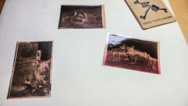 Negativos fotográficos doados de forma anónima á Biblioteca de Verín / Concello de Verín.