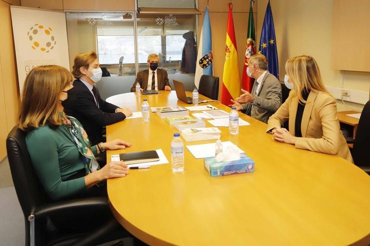 O vicepresidente primeiro da Xunta, Alfonso Rueda, durante a súa visita á sede da AECT. XUNTA / Europa Press