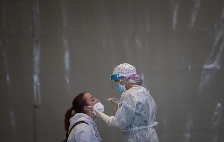 Sanitarios traballando durante as probas de cribado de covid-19 con test de antígenos en pavillóns deportivos da cidade. No Pavillón Deportivo Piñeiro Montano. En Sevilla (Andalucía, España), a 28 de outubro de 2020.. María José López - Europa Press