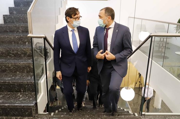 O ministro de Sanidade, Salvador Illa (esquerda), xunto ao conselleiro galego de Sanidade, Xullo García Comesaña, durante a súa visita ás instalacións do grupo Zendal, no Polígono Industrial A Relva do Porriño. Marta Vázquez Rodríguez - Europa Press