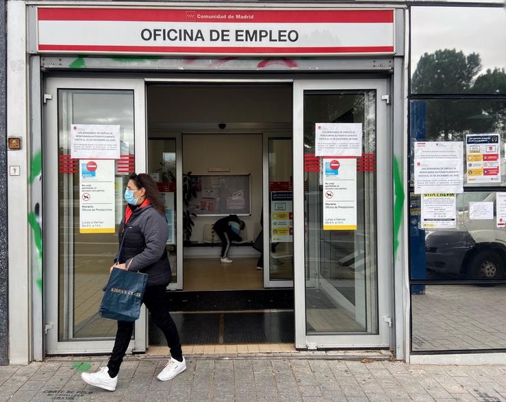 Unha muller sae dunha oficina de emprego. Eduardo Parra - Europa Press / Europa Press
