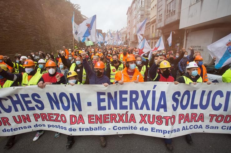 Traballadores da planta de Alcoa San Cibrao durante unha mobilización 