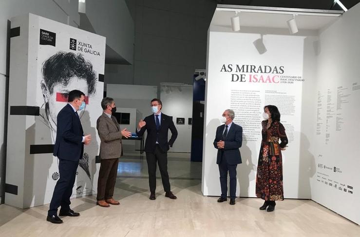 O presidente da Xunta, Alberto Núñez Feijóo, xunto ao conselleiro de Cultura, Román Rodríguez, e Xosé e Camilo Díaz Airas de Castro,  fillos de Isaac Díaz Pardo, na inauguración da mostra polo centenario do nacemento do intelectual 