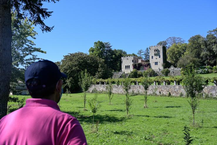 Un home observa a fachada do Pazo de Meirás 