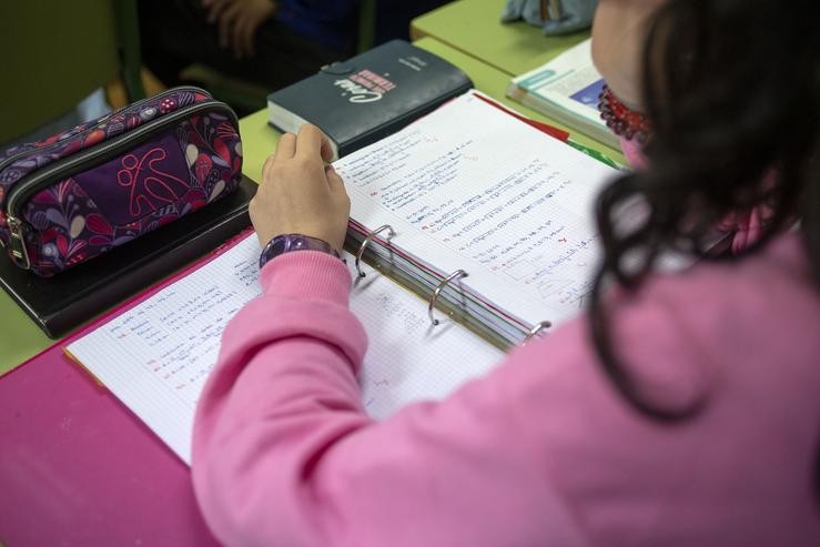 Estudante galega con apuntamentos e estoxo nunha aula de Galicia. ANA VARELA/XUNTA - Arquivo / Europa Press