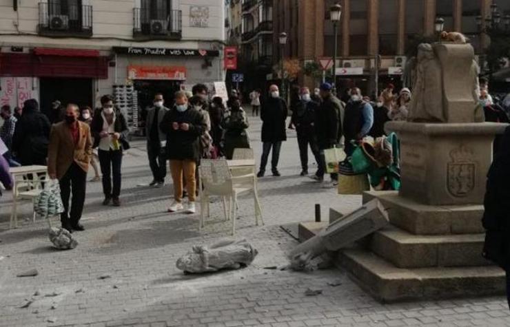 Cruceiro destrozado no centro de Madrid / Asociación en defensa del patrimonio histórico, artístico, cultural, social y natural de la Comunidad de Madrid.
