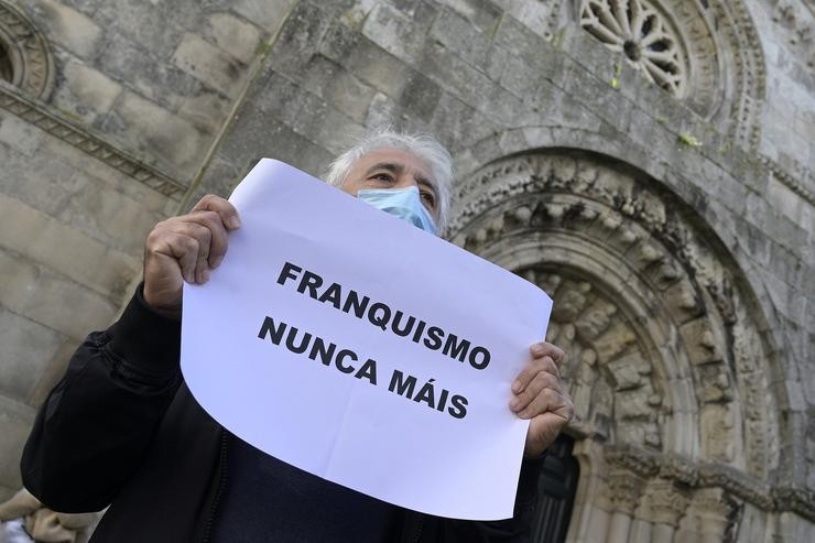 Unha persoa sostén un cartel onde se pode ler "Franquismo nunca máis" durante a marcha cívica para pedir a "devolución" ao patrimonio público da Casa Cornide, en mans da familia Franco, na Coruña, Galicia, (España), a 7 de novembro de 202. M. Dylan - Europa Press