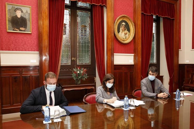 A alcaldesa, Inés Rei, e o delegado da Xunta, Gonzalo Trenor, asinan o convenio do transporte metropolitano. ANDY PEREZ 