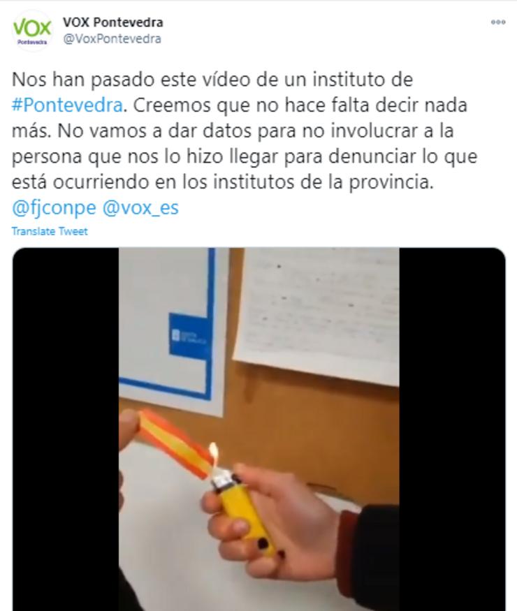 Captura do tweet de Vox Pontevedra contra o vídeo onde se ve como uns alumnos queiman unha pulseira coa bandeira española/Twitter
