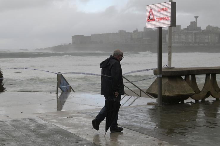 Un home na Praia de Riazor durante un temporal costeiro na Coruña / M. Dylan - Arquivo