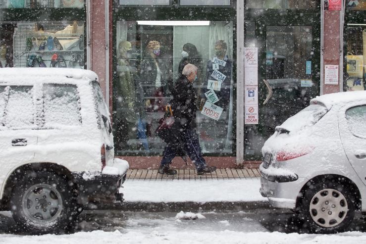 Un home camiña no medio dunha gran nevada en Becerrea, en Lugo, Galicia (España), a 4 de decembro de 2020. Hoxe produciuse a primeira gran nevada do outono na montaña lucense. A intensa nevada que está a caer sobre o centro da provincia d. Carlos Castro - Europa Press 