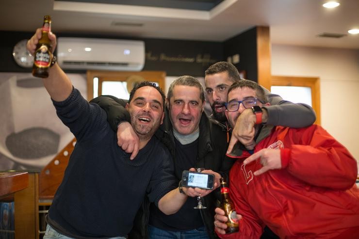 Algúns dos agraciados polo Segundo Premio do Sorteo Extraordinario de Lotaría de Nadal 2019. CARLOS CASTRO - Europa Press - Arquivo / Europa Press