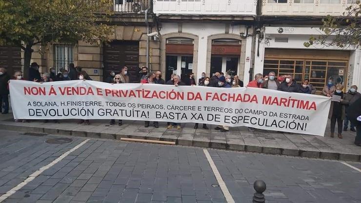 Protesta da plataforma Defensa do Común para reclamar ao Estado que abone a débeda do porto exterior da Coruña. DEFENSA DO COMÚN / Europa Press