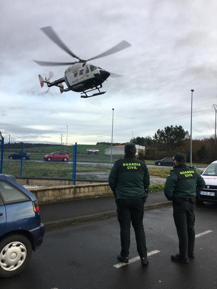 Un helicóptero da Garda Civil despega do polígono de Baio, en Zas (A Coruña), durante o dispositivo de procura dun veciño desaparecido. GARDA CIVIL