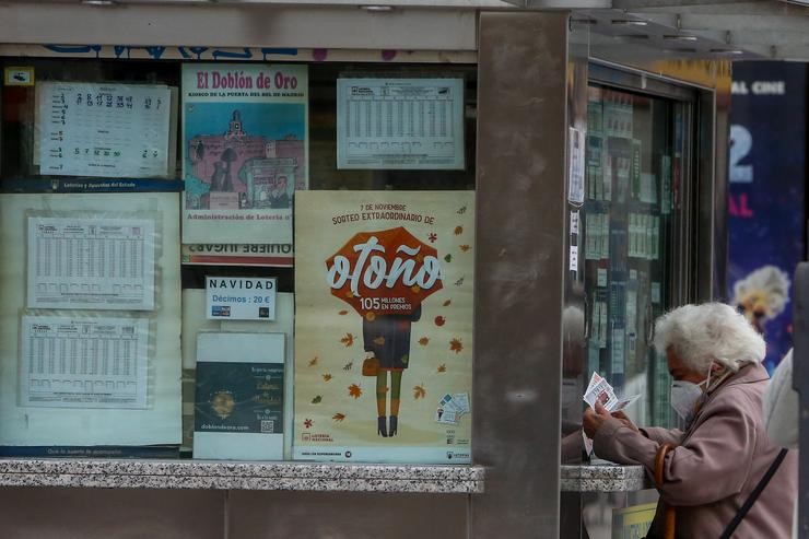 Unha anciá é atendida nunha administración da Porta do Sol onde venden boletos para o Sorteo Extraordinario da Lotaría de Nadal 2020, en Madrid (España), a 4 de novembro de 2020. A un mes e medio do tradicional sorteo, a Agrupación nacio. Ricardo Rubio - Europa Press - Arquivo / Europa Press