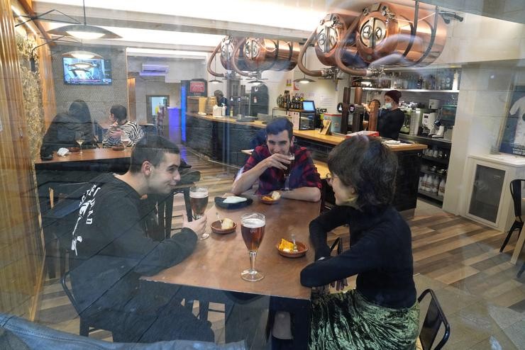 Mozos tomando cervexas nun bar de Santiago de Compostela a 4 de decembro de 2020. Álvaro Ballesteros - Europa Press 