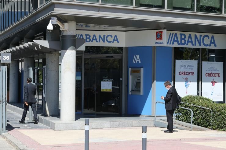 Un home pasa á beira dunha sucursal de Abanca, en Madrid, (España), a 10 de setembro de 2020. Marta Fernández - Europa Press - Arquivo 