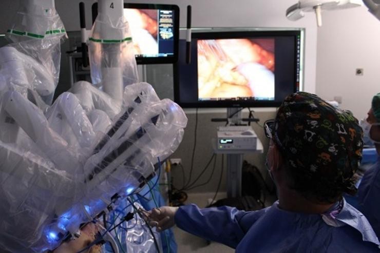 O doutor Alberto Parajó utiliza o robot Dá Vinci Xi. HOSPITAL VITHAS / Europa Press