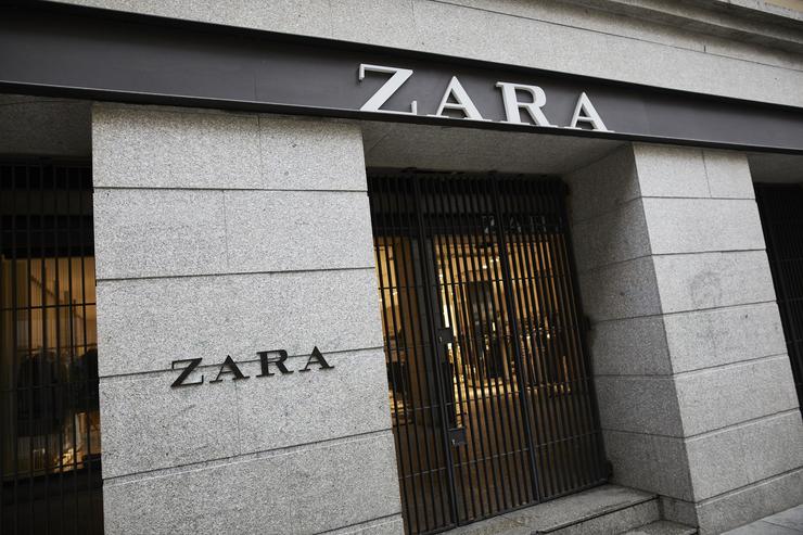 Unha persoa pasa á beira dun local de Zara 