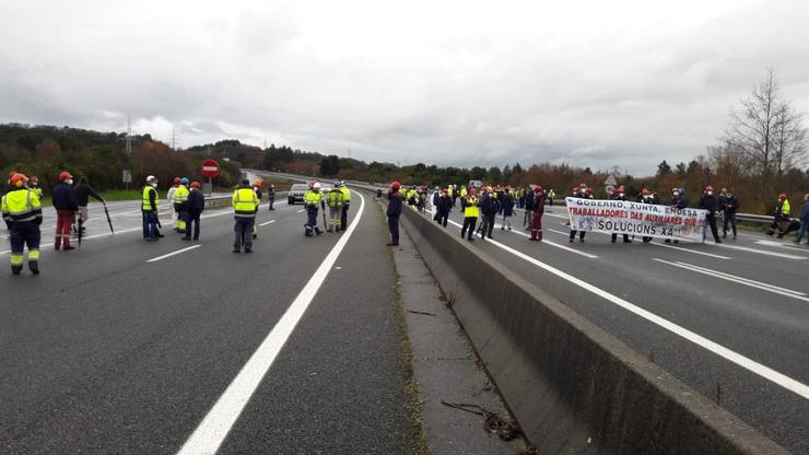 Traballadores de Endesa e de auxiliares cortan a autovía AG-64 ao seu paso polas Pontes (A Coruña) / Europa Press