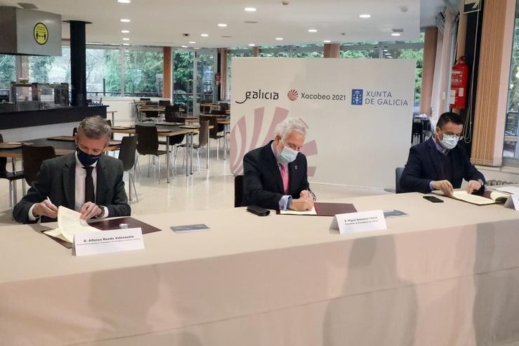 O vicepresidente da Xunta de Galicia,  Alfonso Rueda;  o presidente do Parlamento, Miguel Anxo Santalices e o conselleiro de Medio Rural, José González, asinan o convenio para a distribución dos menús. PARLAMENTO DE GALICIA 