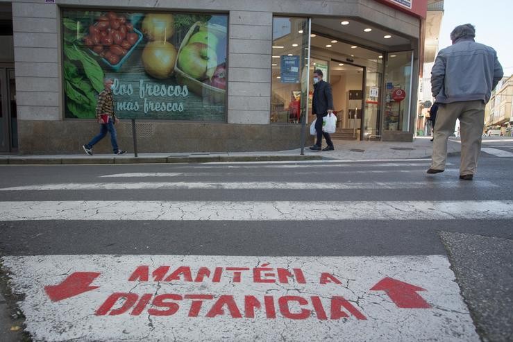 Unha persoa cruza un paso de peóns en Vilalba /  Carlos Castro - Europa Press