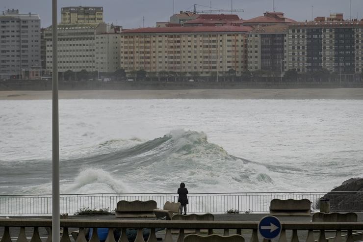 Praia de Riazor durante un temporal costeiro na Coruña. M. Dylan - Europa Press / Europa Press