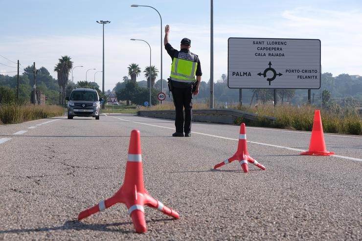 Un axente da Policía Nacional realiza controis de mobilidade á entrada da localidade de Manacor, Mallorca. Isaac Buj - Europa Press - Arquivo
