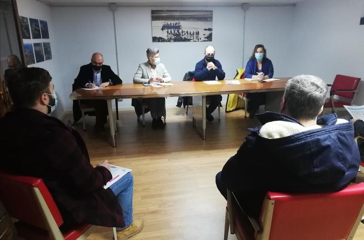 O portavoz dos mariscadores do Burgo, Manuel Baldomir, a deputada Mercedes Queixas, e a representante do BNG en Europa, Ana Miranda, ofrecen unha rolda de prensa sobre a ría. BNG / Europa Press