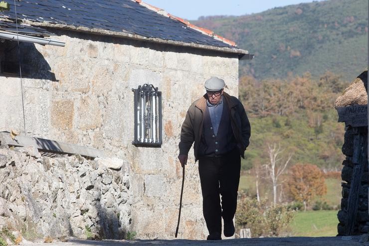 Un ancián camiña nun municipio rural galego. Carlos Castro - Europa Press - Arquivo