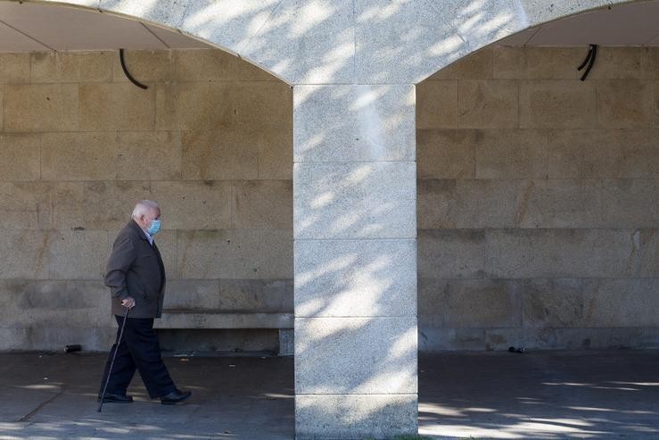 Un ancián camiña por unha vía de Vilalba o mesmo día da entrada en vigor de novas restricións impostas pola crise do Covid-19 no concello 