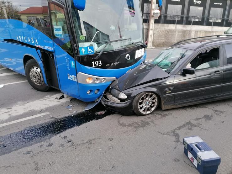Outro accidente entre un turismo e un autobús no lugar de Bribes, en Cambre / ÁRTABRA COMUNICACIÓN