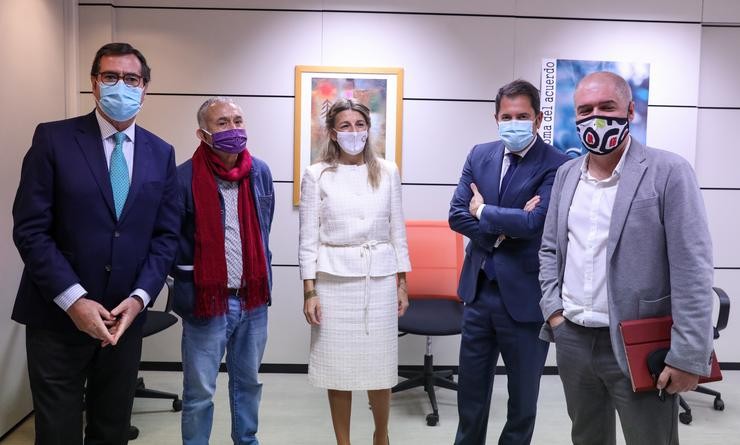 (I-D) O presidente de CEOE, Antonio Garamendi; o líder de UXT, Pepe Álvarez; a ministra de Traballo, Yolanda Díaz; o presidente de Cepyme, Gerardo Cuevas; e o líder de CCOO, Unai Xordo, nunha imaxe de arquivo. Marta Fernández Xara - Europa Press / Europa Press