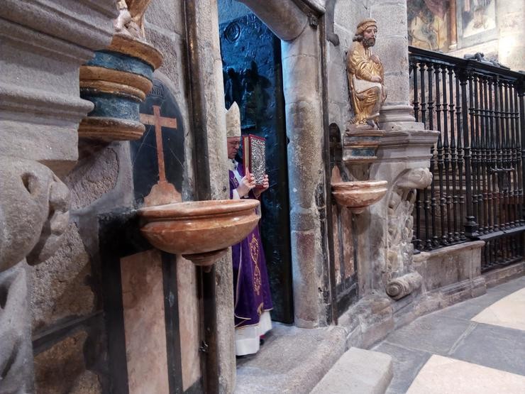 Imaxe de arquivo sobre a apertura da Porta Santa da Catedral de Santiago de Compostela. EUROPA PRESS - Arquivo 