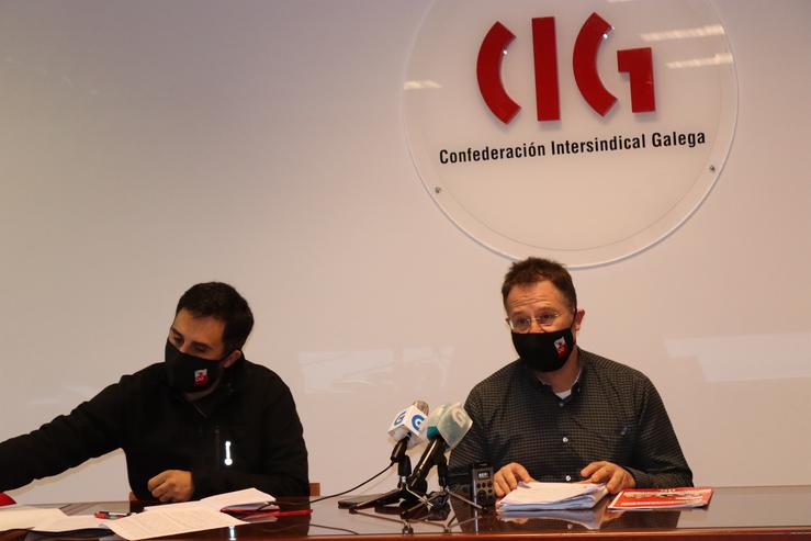 O secretario xeral da CIG, Paulo Carril (dereita), na rolda de prensa. CIG / Europa Press
