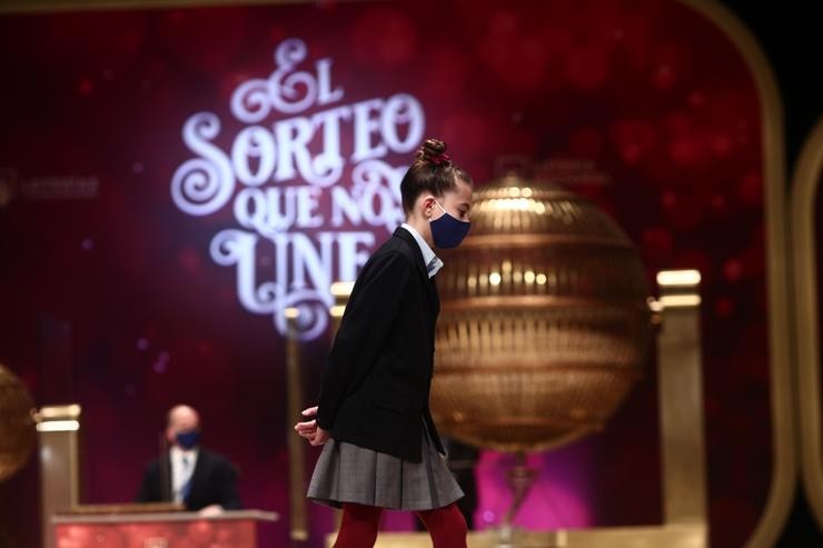 Unha das nenas da residencia de San Ildefonso durante a celebración do Sorteo Extraordinario da Lotaría de Nadal 2020 no Teatro Real de Madrid / Eduardo Parra - Europa Press