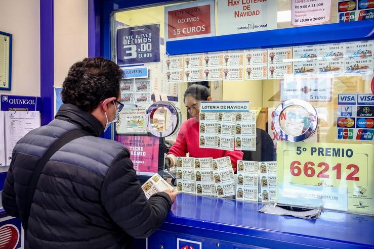 Unha persoa compra un décimo para o Sorteo Extraordinario da Lotaría de Nadal 2020. Ricardo Rubio - Europa Press - Arquivo / Europa Press
