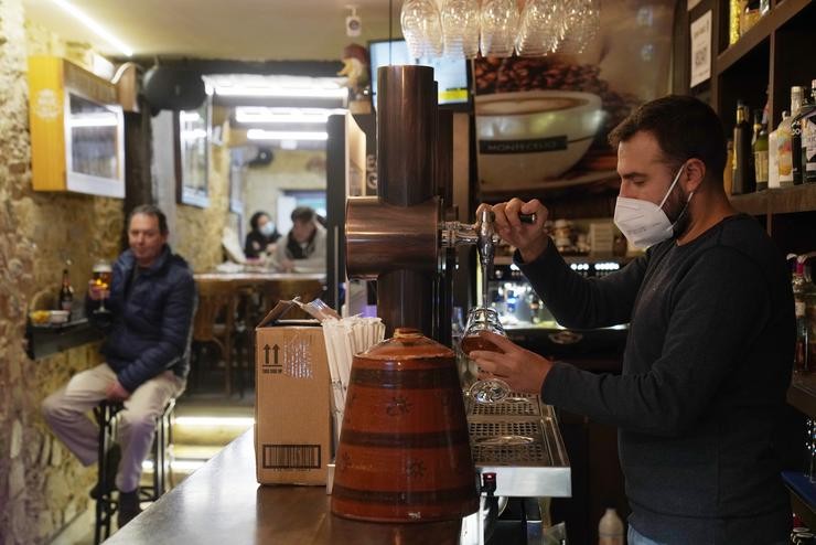 Interior dun bar en Santiago de Compostela.. Álvaro Ballesteros - Europa Press 