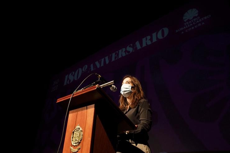 A alcaldesa, Inés Rei, agarraches ao acto de conmemoración do 180 aniversario do Teatro Rosalía Castro. ANDY PEREZ 