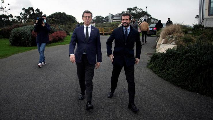 Núñez Feijóo e Pablo Casado camiñando sen máscara no Monte de San Pedro, camiño dun acto do PP