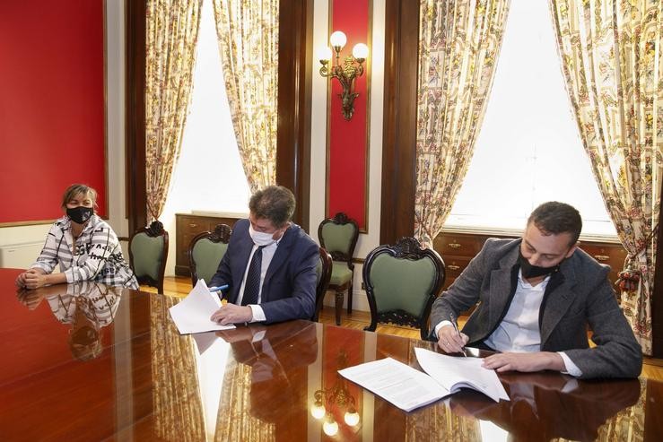O concelleiro da Coruña de Turismo, Juan Ignacio Borrego, e o presidente de Hospeco, Richard Huerta, asinan un convenio de colaboración para a promoción turística. ANDY PEREZ 