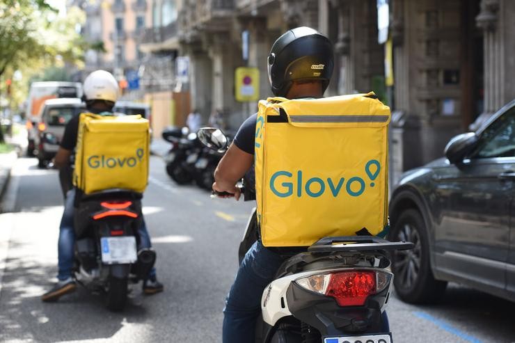 Repartidores de Glovo nunha rúa