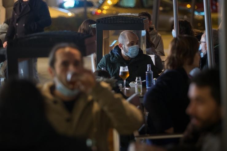 Cidadáns na terraza dun bar de Lugo a 12 de decembro de 2020. A cidade de Lugo, xunto a Pontevedra, optou por relaxar as restricións na hostalaría impostas pola pandemia de coronavirus aínda que aínda non se reabriu a mobilidade.. Carlos Castro - Europa Press 