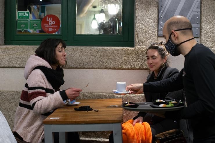 Cidadáns na terraza dun bar de Lugo a 12 de decembro de 2020, en plena pandemia de covid-19 