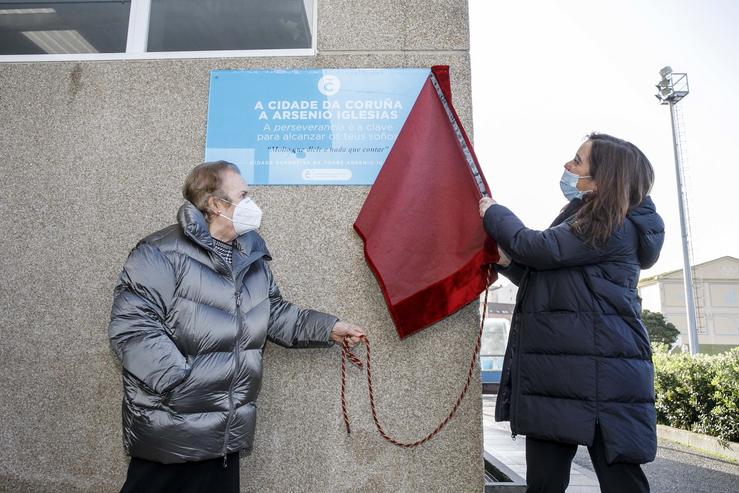 A alcaldesa da Coruña, Inés Rei, descobre a placa da cidade deportiva en honra a Arsenio Igrexas, exentrenador do Deportivo.. CONCELLO DA CORUÑA 